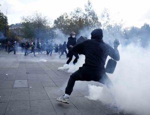 Fransa’da sarı yelekliler eylemlerinde 2 binden fazla gözaltıyı Bakan Nunez açıkladı