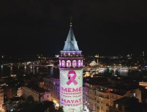 Galata Kulesi meme kanserinde erken teşhis mesajıyla pembe ışıkla aydınlatıldı