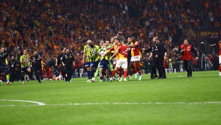 Galatasaray derbide Fenerbahçe’yi 2-1 yendi, saha içinde kavga çıktı