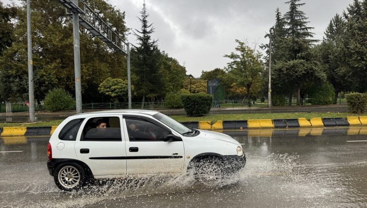 Gaziantep’te sağanak ulaşımı aksattı, Alleben Deresi’nde debi arttı