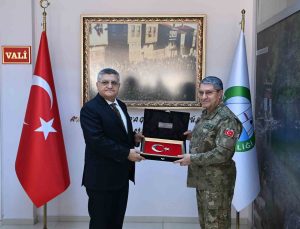 Genelkurmay Başkanı Bayraktaroğlu, sanayi heyetiyle Sinop Valisi’ni ziyaret etti