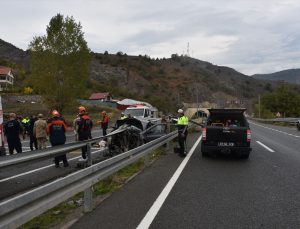 Gümüşhane Mescitli’de otomobil bariyere çarptı, 1 kişi öldü, 4 kişi yaralandı
