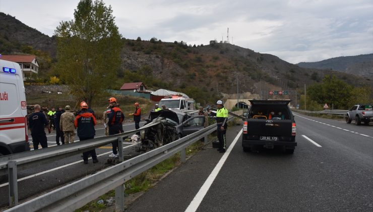 Gümüşhane Mescitli’de otomobil bariyere çarptı, 1 kişi öldü, 4 kişi yaralandı