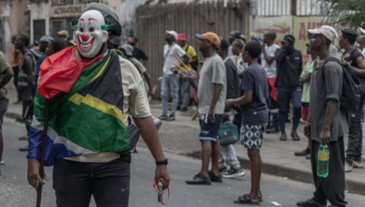 Güney Afrika’da 50 kişilik kalabalık bir yabancıyı sokakta döverek öldürdü