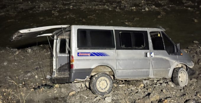 Hakkari’de düzensiz göçmen taşıyan minibüs şarampole devrildi, 24 kişi yaralandı