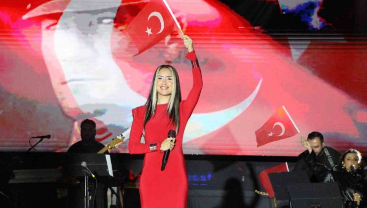Hande Ünsal, Amasya’da 29 Ekim Cumhuriyet Bayramı konserinde İzmir Marşı’nı söyledi