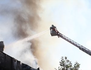 Hatay Antakya’da mobilya fabrikasındaki yangın kontrol altına alındı, Vali inceledi