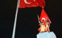 Hatay genelinde fırtına ve yağış yüzünden bayraklar zarar görmesin diye indirildi