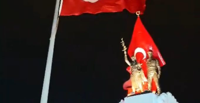 Hatay genelinde fırtına ve yağış yüzünden bayraklar zarar görmesin diye indirildi
