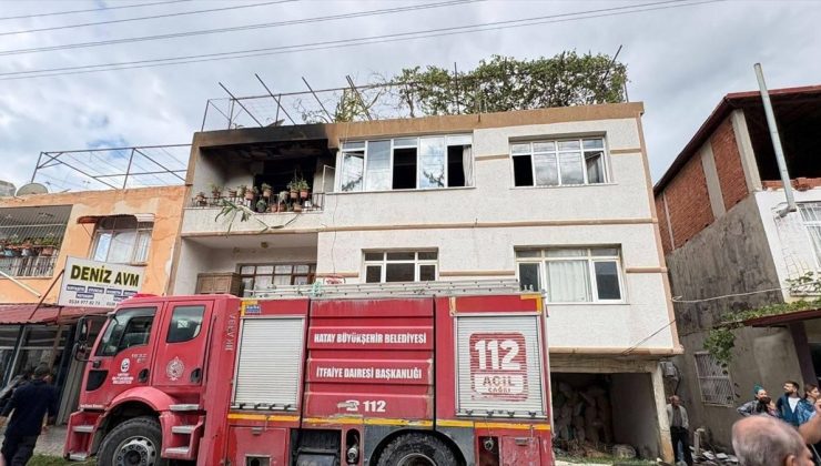 Hatay Samandağ’da 2 katlı evin ikinci katındaki yangını itfaiye söndürdü