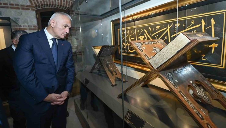 Hattat Mehmet Özçay, Mushaf-ı Şerif’in el yazması aslını TÜYEK’e bağışladı