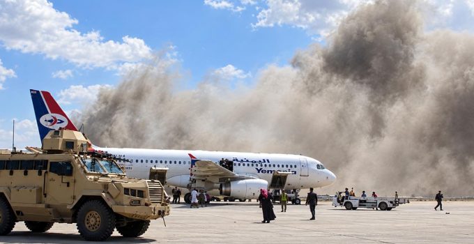 Husilerin saldırısında Aden’de kalkışa hazır uçağın 500 metre yakınına iki füze düştü