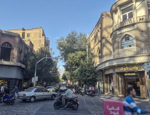 İran’ın ilk modern caddesi Lalezar motosiklet gürültüsü altında eski günlerini arıyor