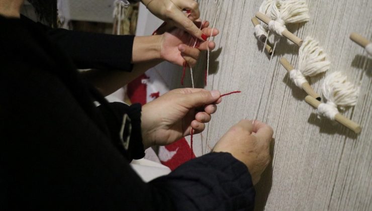 Isparta’daki müzede Türk bayrağı halısı 5 binden fazla kişinin ilmekleriyle dokunuyor