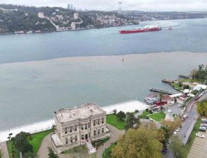 İstanbul Boğazı’nda çamur iki renge büründü, görüntü Beykoz’dan alındı