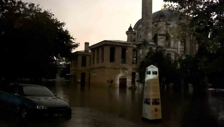 İstanbul Kağıthane’de dere taştı, Sadabad Camisi ve Sedef Atölyesi’ni su bastı