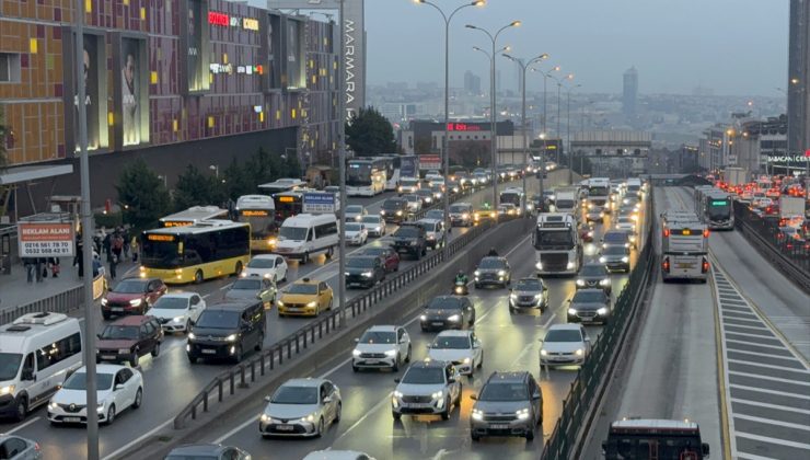 İstanbul’da akşam saatlerinde trafik yoğunluğu yaşanıyor