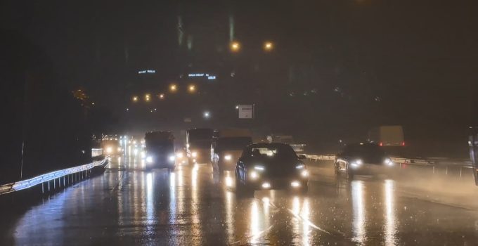 İstanbul’da sabah sağanağı yollarda su birikintisi oluşturdu, sürücüler zorlandı