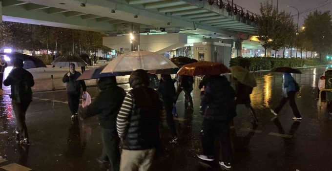 İstanbul’da sağanak sabah saatlerinde etkili oldu, işe gidenler zorlandı