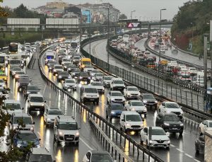 İstanbul’da yağmurun da etkisiyle trafik yoğunluğu yüzde 80’e çıktı