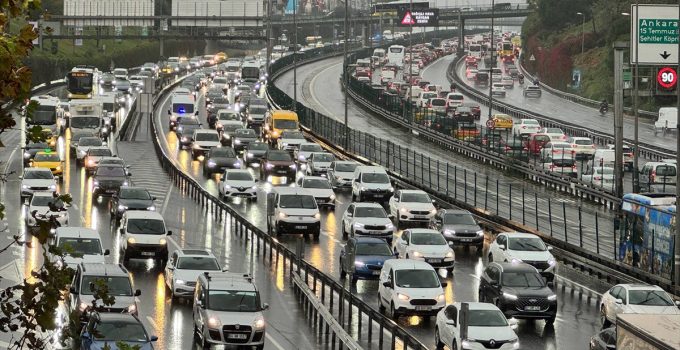 İstanbul’da yağmurun da etkisiyle trafik yoğunluğu yüzde 80’e çıktı
