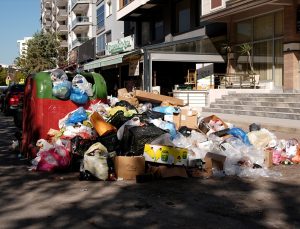 İzmir Karşıyaka’da çöpler boşaltılmadı, mahalle sakinleri kokudan şikayet etti