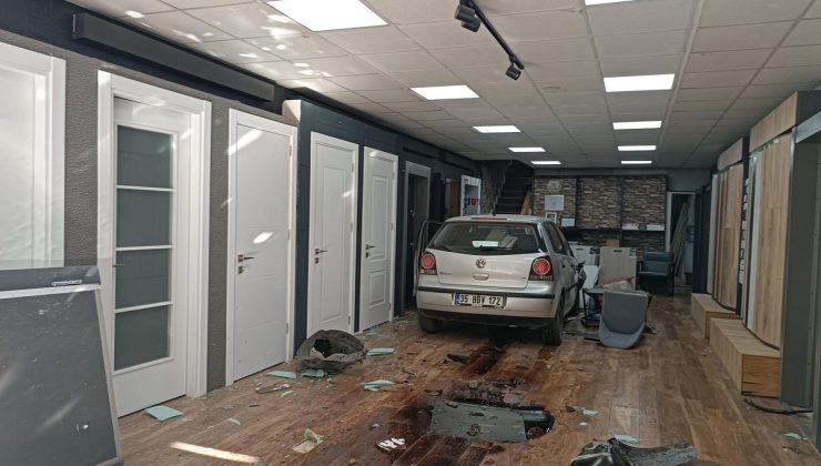 İzmir Konak’ta otomobil iş yerine daldı, sürücü ve çalışanlar yara almadı