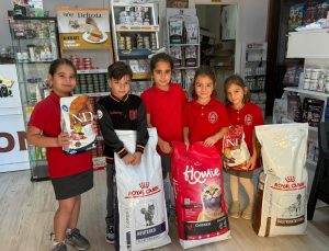 İzmir Selçuk’ta öğrenciler fotoğraf satışıyla barınak hayvanlarına destek verdi