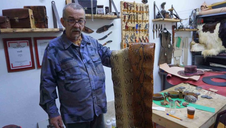 İzmir’de deri ustası Mehdi Vudine, el işi deri zanaatını çırak yetiştirerek yaşatıyor