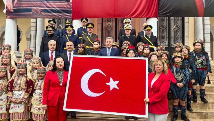 İzmir’de dokunan Türk bayrağı, Cumhuriyet’in 103. yılında Vali Elban’a teslim edildi