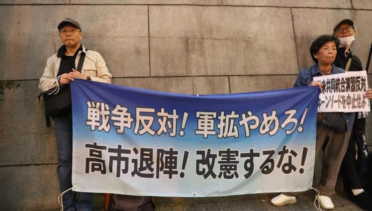 Japonlar Tokyo’da Savunma Bakanlığı önünde Japonya-ABD tatbikatlarını protesto etti