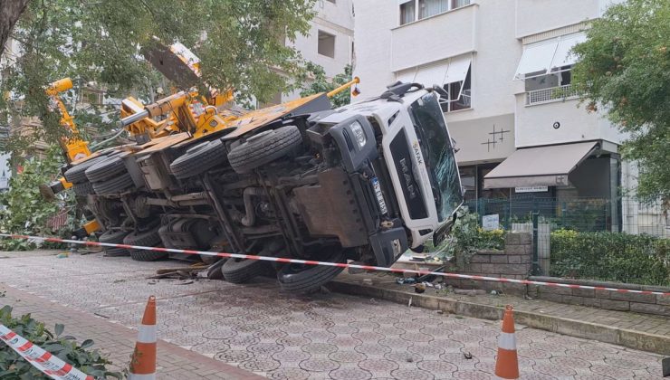 Kadıköy’de inşaat vinci devrilip 11 katlı binaya çarptı! Cadde trafiğe kapatıldı