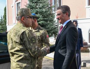 Kara Kuvvetleri Komutanı Tokel, Erzurum Valisi Baruş’u makamında ziyaret etti