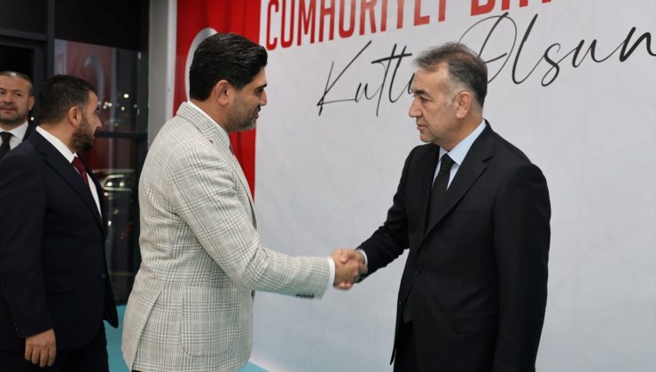 Karabük’te Cumhuriyet Bayramı kutlamaları kapsamında fener alayı düzenlendi
