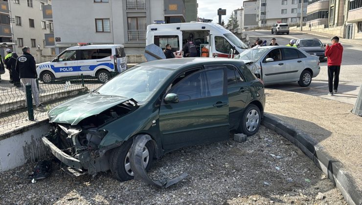 Karabük’te iki otomobil Kanyon Köprü girişinde çarpıştı, bir kişi yaralandı