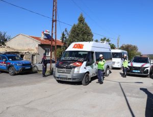 Karaman’da jandarma okul çevresi denetiminde 597 servis aracını sorguladı