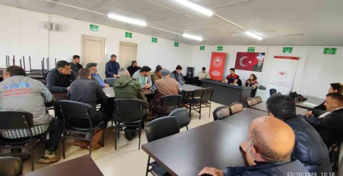 Kars İl Tarım ve Orman Müdürlüğü ekipleri üreticilerle sahada görüşüyor