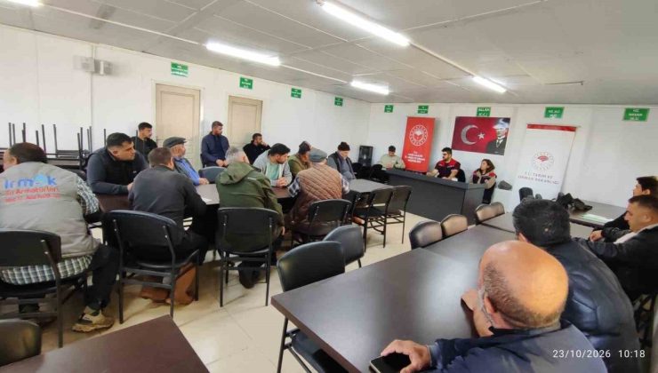 Kars İl Tarım ve Orman Müdürlüğü ekipleri üreticilerle sahada görüşüyor