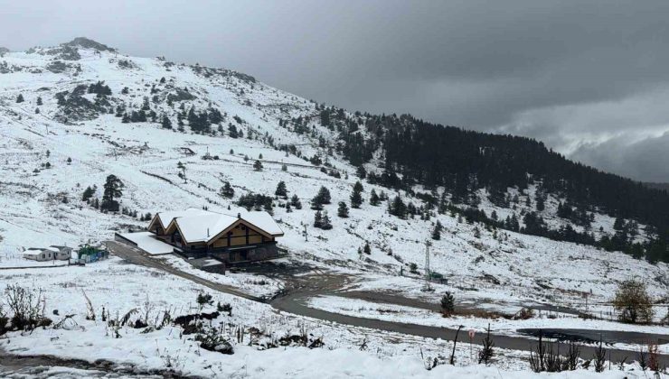 Kartalkaya’da kar aralıklarla sürüyor, pistler beyaz örtüyle kaplandı