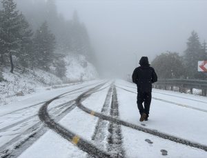 Kastamonu’da yüksek kesimlerde mevsimin ilk karı Ilgaz Dağı’nı beyaza bürüdü