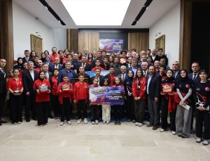 Kayseri Valisi Çiçek, TEKNOFEST ve TÜBİTAK’ta başarılı 13 okul takımını kabul etti