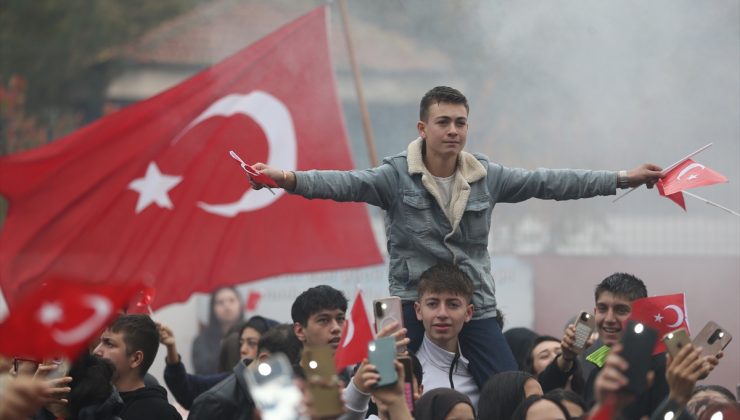 Kayseri’de lise öğrencileri Cumhuriyet’in 103. yılını meşaleli etkinlikle kutladı