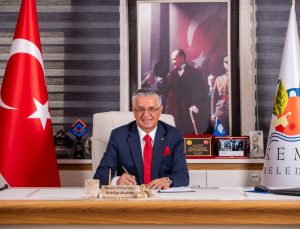 Kemer Belediye Başkanı Necati Topaloğlu, 8 meclis üyesiyle birlikte CHP’den istifa etti