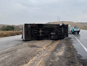 Kırıkkale’de işçileri taşıyan midibüs kaygan yolda devrilince 14 kişi yaralandı