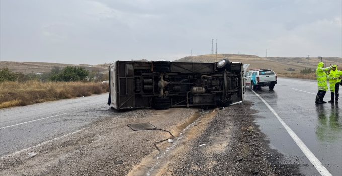 Kırıkkale’de işçileri taşıyan midibüs kaygan yolda devrilince 14 kişi yaralandı