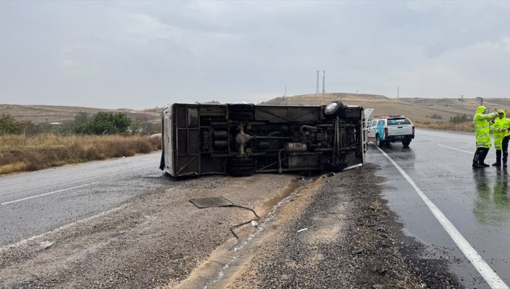 Kırıkkale’de işçileri taşıyan midibüs kaygan yolda devrilince 14 kişi yaralandı