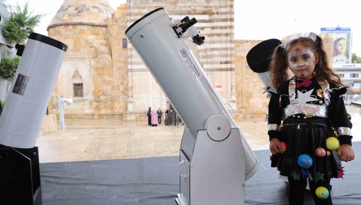 Kırşehir’de Cacabey Medresesi önünde astronomi odaklı halk bilim programı düzenlendi