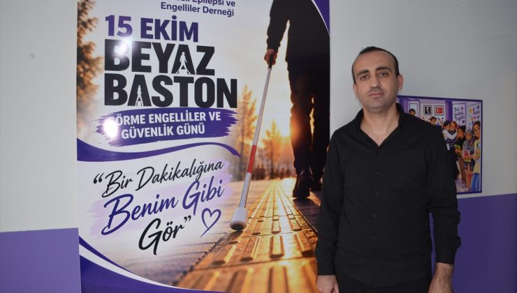 Kocaeli Darıca’da katılımcılar görme engelliler için 1 dakika bastonla yürüdü