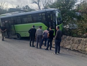 Kocaeli Gebze’de halk otobüsü duvara çarptı, 10 yolcu hafif yaralandı