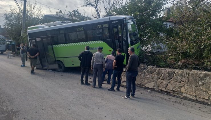 Kocaeli Gebze’de halk otobüsü duvara çarptı, 10 yolcu hafif yaralandı